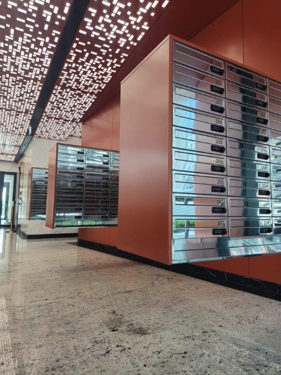 Estetyczne skrzynki na listy w nowoczesnym wnętrzu apartamentowca